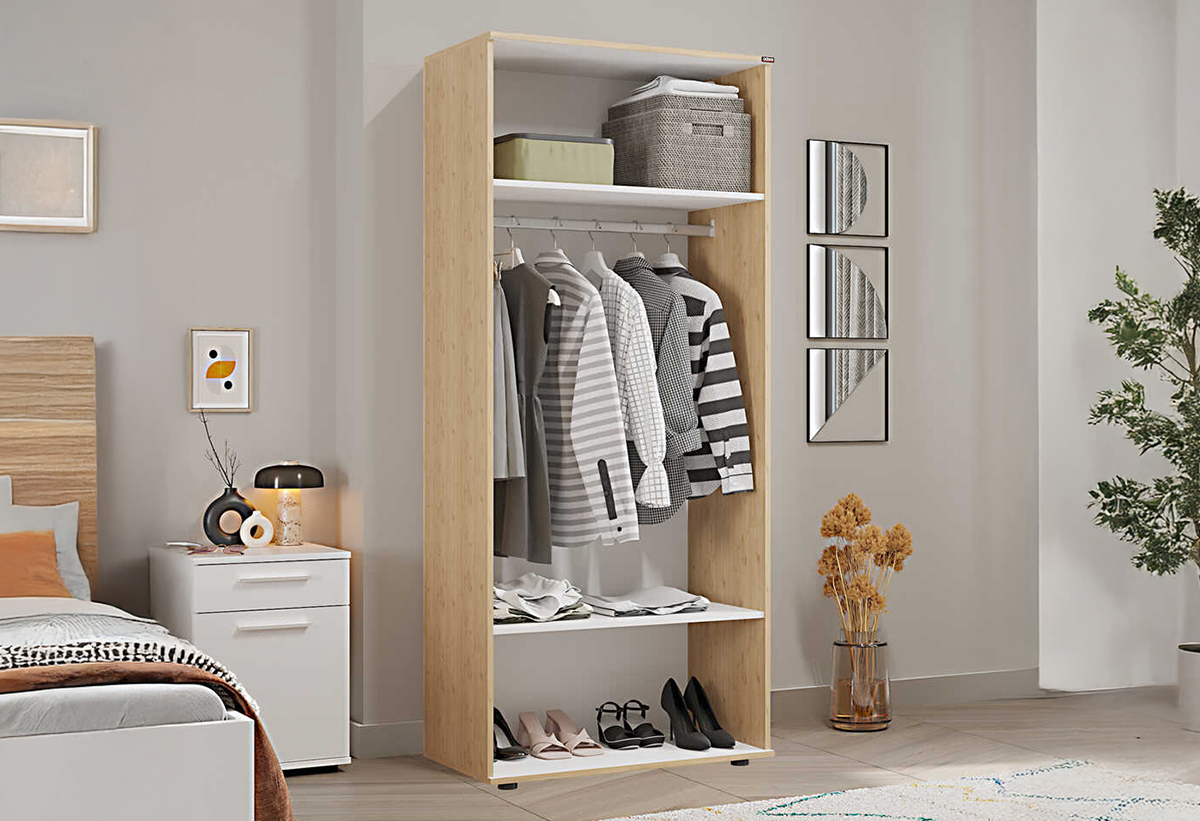 Απεικονίζεται η ντουλάπα ανοιχτή σε υπνοδωμάτιο, δίπλα σε άλλα έποπλα.